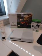 Xbox One S 1TB met Charge System, Spelcomputers en Games, Spelcomputers | Xbox One, Xbox One, Ophalen of Verzenden, Zo goed als nieuw