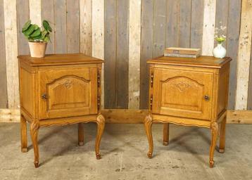 Set van twee houten brocante nachtkastjes Queen Ann beschikbaar voor biedingen
