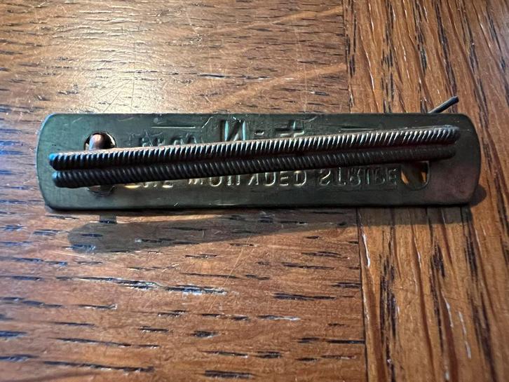 Vintage 'The Wounded Stripe' Broche, Verzamelen, Overige Verzamelen, Gebruikt, Ophalen of Verzenden