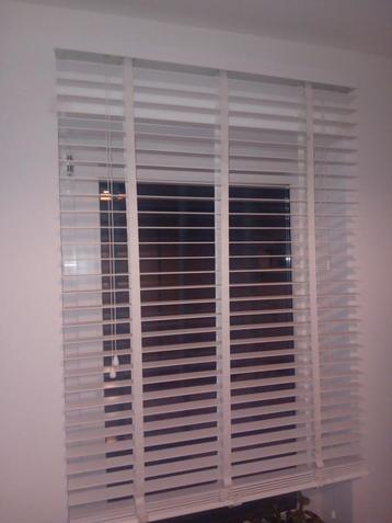 Witte houten jaloezieën beschikbaar voor biedingen