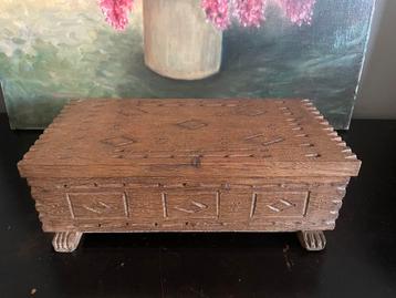 Handgemaakt houten kistje beschikbaar voor biedingen
