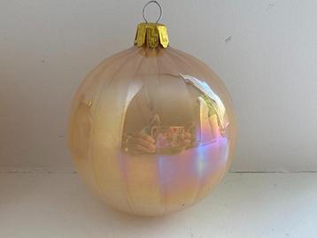 Twee glazen champagnekleurige kerstballen beschikbaar voor biedingen