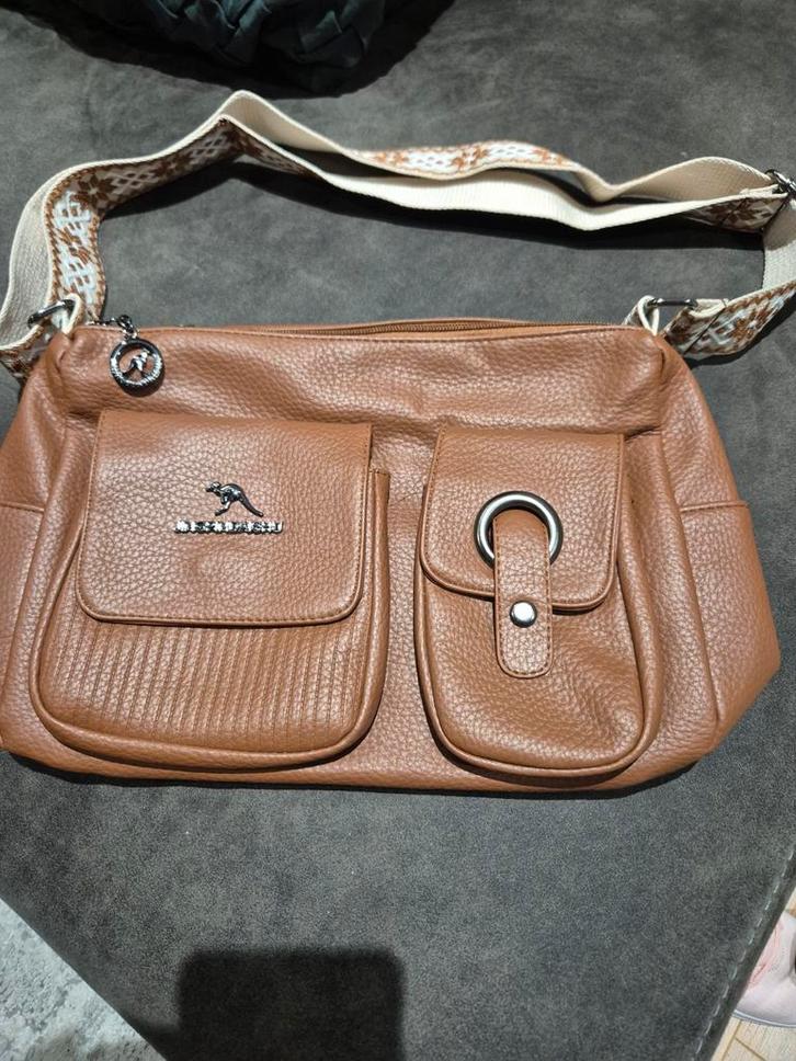 Bruine Schoudertas met Kangaroo Logo, Sieraden, Tassen en Uiterlijk, Tassen | Damestassen, Zo goed als nieuw, Schoudertasje, Bruin