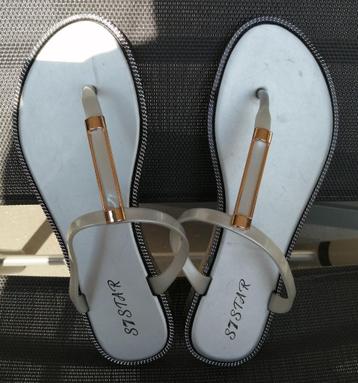 Zomerslippers beschikbaar voor biedingen