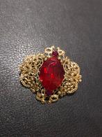 Vintage filigrain broche met rode steen – goudkleurig – klas, Met kristal, Overige materialen, 4 tot 7 cm, Gebruikt