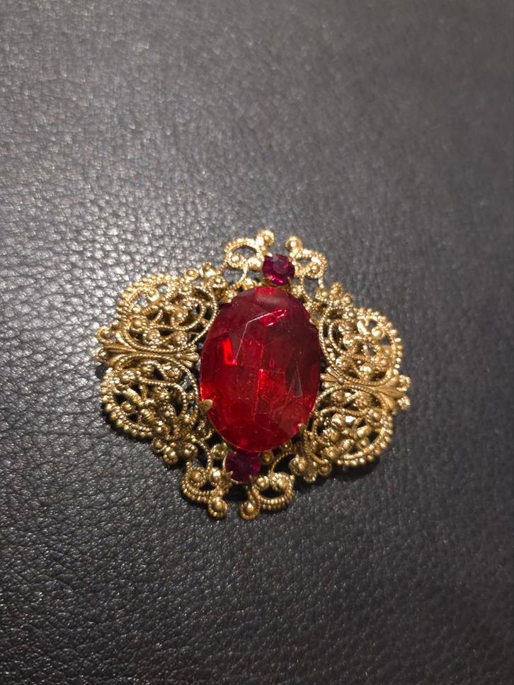 Vintage filigrain broche met rode steen – goudkleurig – klas, Sieraden, Tassen en Uiterlijk, Broches, Gebruikt, Overige materialen