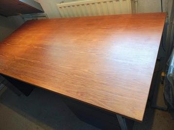 Indrukwekkend Directie bureau met houten blad.  beschikbaar voor biedingen