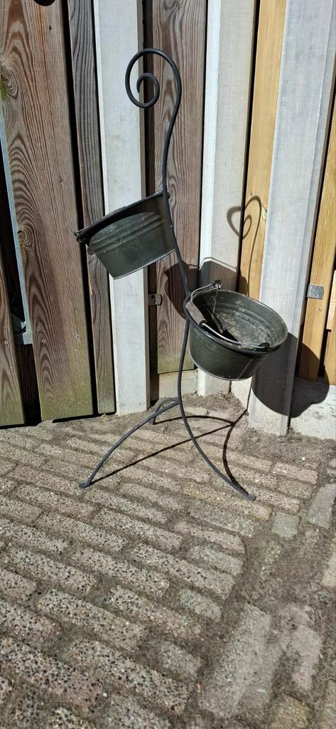 2 bloempotjes op en standaard, Tuin en Terras, Bloembakken en Plantenbakken, Gebruikt, Metaal, Tuin, Minder dan 30 cm, 60 tot 100 cm