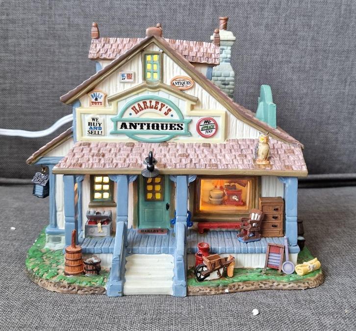 Lemax Harley's Antiques 75515, Diversen, Kerst, Gebruikt, Ophalen of Verzenden