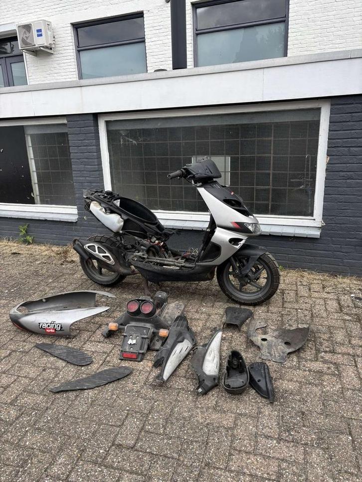 Nette aprilla sr 50 in onderdelen, Fietsen en Brommers, Scooters | Aprilia, Zo goed als nieuw, SR 50, Maximaal 45 km/u, Tweetakt