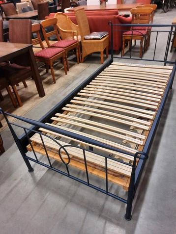 Metalen donkerblauw 1 persoonsbed 90x200 met lattenbodem  beschikbaar voor biedingen