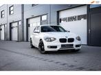 BMW 1-serie 116i Sport Automaat (136pk) 5-drs NAVI STOELVERW, Auto's, Gebruikt, 4 cilinders, Wit, 1285 kg