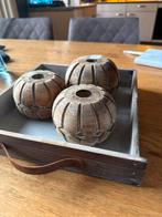 Decoratieve houten ballen in houten bakje, Ophalen