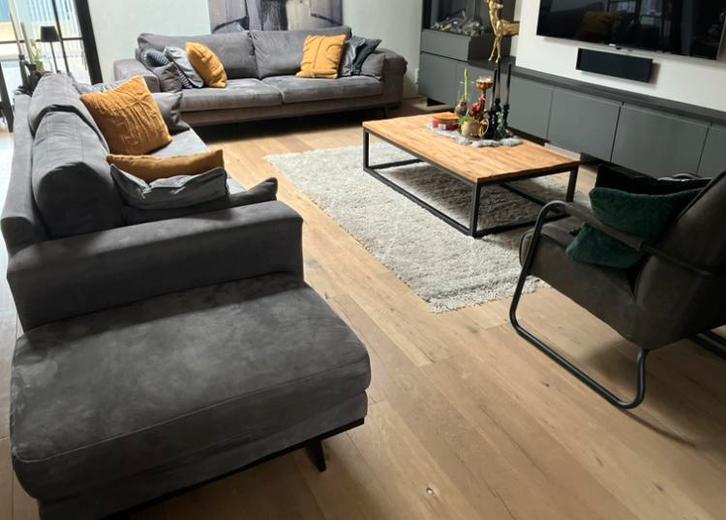 Twee drie zits banken met hocker, Huis en Inrichting, Banken | Complete zithoeken, Gebruikt, Overige materialen, Ophalen