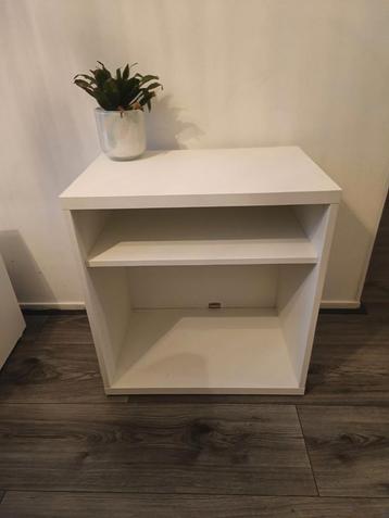Ikea besta kastje met plank beschikbaar voor biedingen