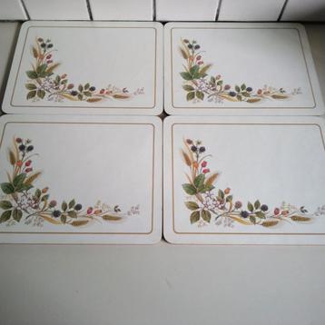 4 grote onderzetters/sousmains  met bramen en rozenbottels  beschikbaar voor biedingen