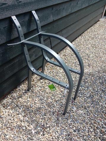 (nieuw) metalen frame voor tuinbankje beschikbaar voor biedingen