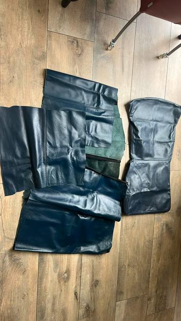 Grote lappen blauw en rood leer beschikbaar voor biedingen