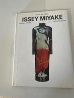 Issey Miyake - Laurence Bénaïm - Fotografie Boek, Ophalen of Verzenden, Zo goed als nieuw, Fotografen
