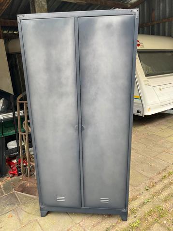 Metalen Kast met Deuren - Industrieel Design beschikbaar voor biedingen