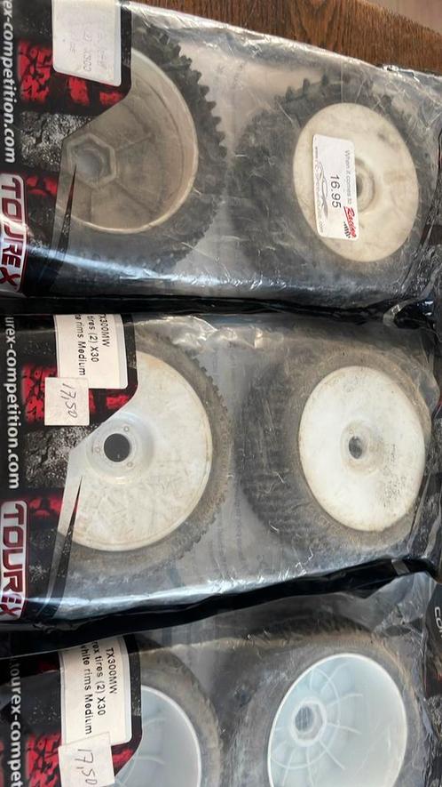 Toerex 1/8 buggy banden 9 sets nu 39,95 weg is weg, Hobby en Vrije tijd, Modelbouw | Radiografisch | Auto's, Zo goed als nieuw
