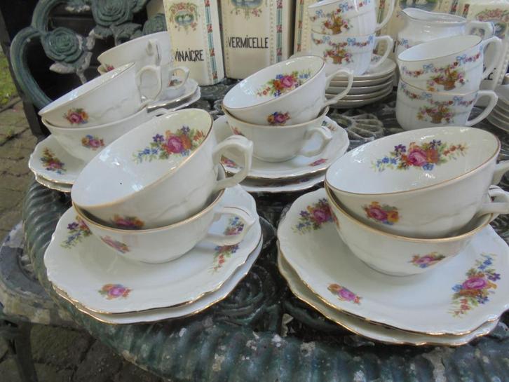 10 Kop en schotels Walbrzych met bloemboeketjes / roze roos, Antiek en Kunst, Antiek | Servies los, Ophalen of Verzenden