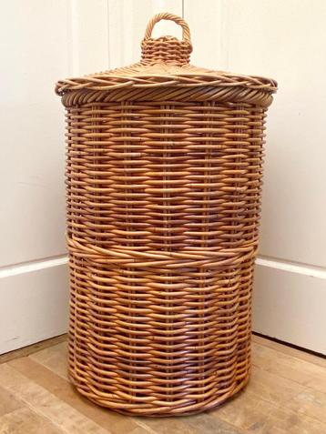 Vintage grote handgevlochten rieten/rotan mand beschikbaar voor biedingen
