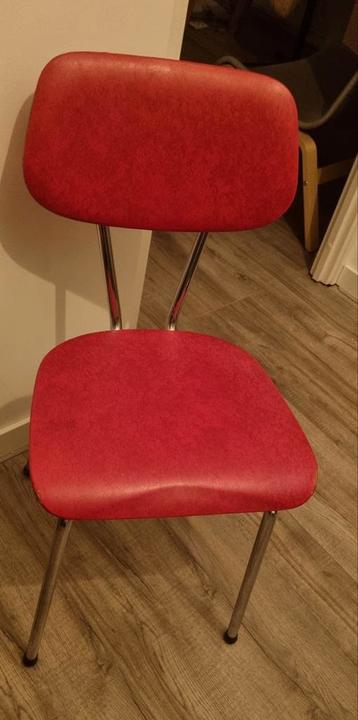 Vintage keukenstoel in goede staat.  beschikbaar voor biedingen