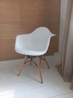 Witte Vitra Eames chair kuipstoel replica, Huis en Inrichting, Stoelen, Ophalen, Zo goed als nieuw, Wit, Eén