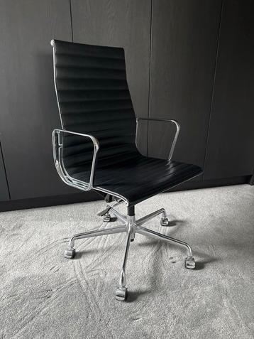 Vitra Charles & Ray Eames EA119 Zwart leer beschikbaar voor biedingen