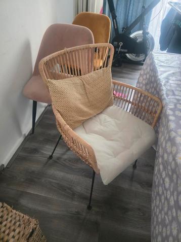 Rotan stoel met zwarte potten kwantum BOHO beschikbaar voor biedingen