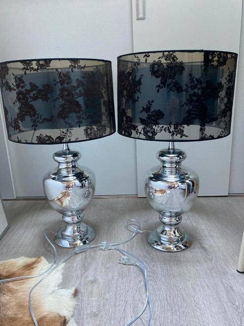 Te koop 2 mooie tafellampen, zilverkleurige voet, zwarte kap, Huis en Inrichting, Lampen | Tafellampen, Zo goed als nieuw, Ophalen