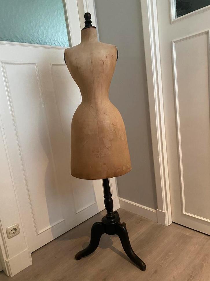 Antieke paspop met buste en keu uit Frankrijk ( Parijs), Antiek en Kunst, Curiosa en Brocante, Ophalen
