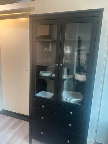 Zwarte vitrinekast met glas – Weg wegens verhuizing beschikbaar voor biedingen