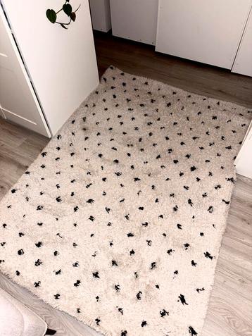 Leuk hoogpolig vloerkleed creme/wit met zwarte stippen beschikbaar voor biedingen