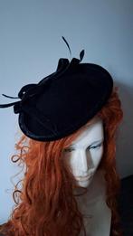 Fluweel fascinator, Kleding | Dames, Hoeden en Petten, Ophalen of Verzenden, Zo goed als nieuw, One size fits all