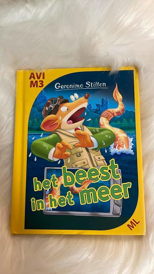Geronimo Stilton - Het beest in het meer | Hardcover |AVI M3, Boeken, Kinderboeken | Jeugd | onder 10 jaar, Zo goed als nieuw