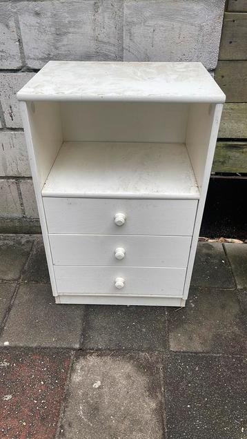 Ladekastje, zeer degelijk en van hout beschikbaar voor biedingen