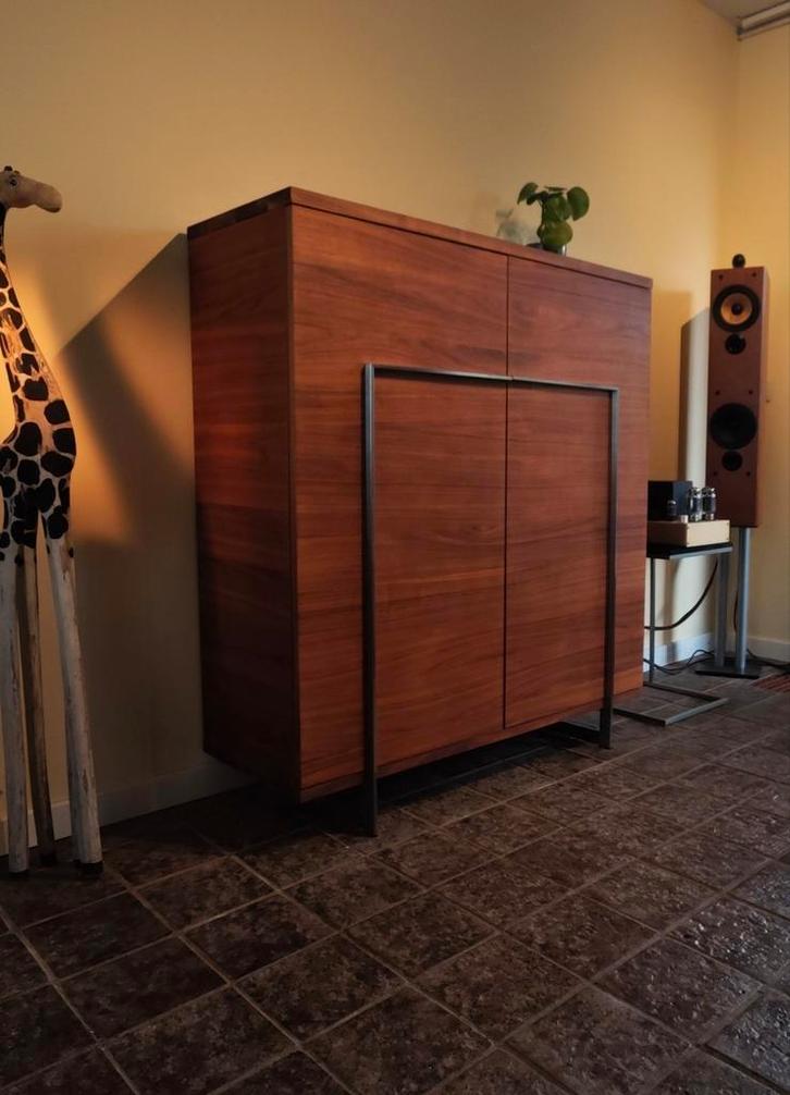 Bert Plantagie Vision Servieskast - Notenhout, Huis en Inrichting, Kasten | Kledingkasten, Zo goed als nieuw, 100 tot 150 cm, 25 tot 50 cm