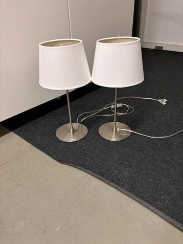 Twee tafellampen wit/creme.