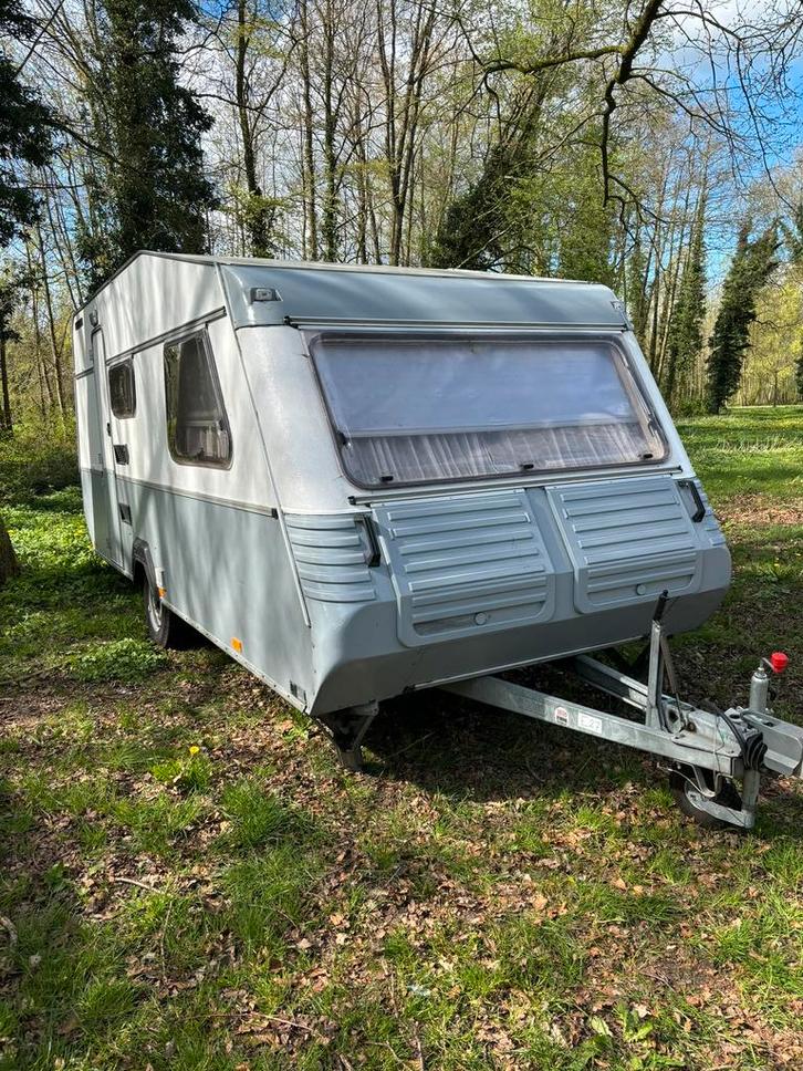 Caravan + stalling te koop, Caravans en Kamperen, Caravans, Particulier, tot en met 4, 750 - 1000 kg, Kip, 6 tot 7 meter, Douche