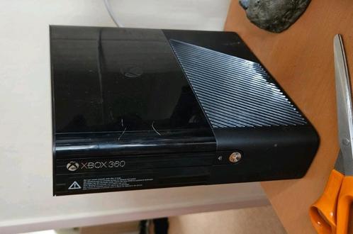 XBOX 360E te koop in nette staat!, Spelcomputers en Games, Spelcomputers | Xbox 360, Gebruikt, 250 GB, 360 E, Met 1 controller