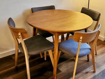 Vintage eettafel en bijna nieuwe stoelen