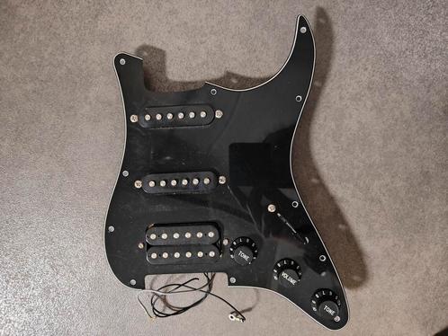Compleet bedrade HSS pickguard van een Squier startergitaar., Muziek en Instrumenten, Instrumenten | Onderdelen, Zo goed als nieuw