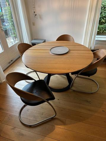 Stijlvolle ronde eettafel (Ø140 cm) met 4 designstoelen beschikbaar voor biedingen