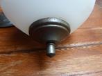 Vintage metalen hanglamp met opaline glas, Antiek en Kunst, Antiek | Lampen, Ophalen of Verzenden