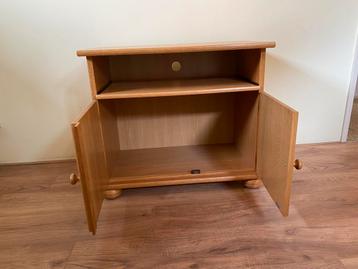 Houten TV Meubel met Opbergruimte beschikbaar voor biedingen