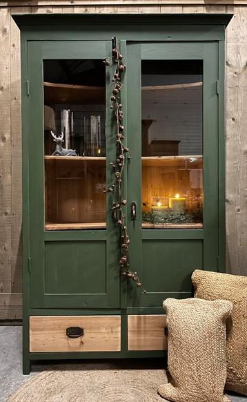 Gerestaureerde keukenkast / buffetkast beschikbaar voor biedingen