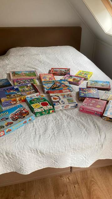 Vele puzzels en spelletjes, rommelmarkt beschikbaar voor biedingen