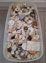 Parelmoeren knopen, een flinke bak vol, Ophalen of Verzenden, Gebruikt, Knoop of Knopen